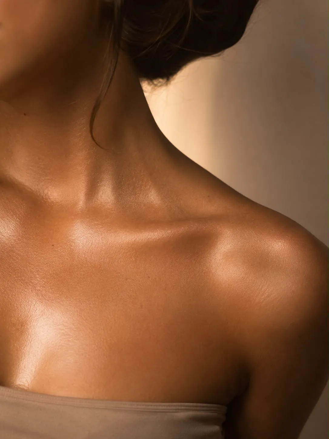 Schulterpartie mit gleichmäßig gebräunter Haut nach einer Spray-Tanning-Behandlung